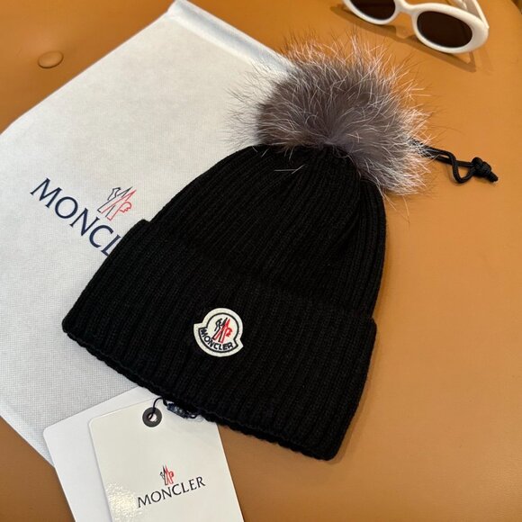 Moncler Black Ribbed Beanie with Pom Moncler - Picture 3 of 7